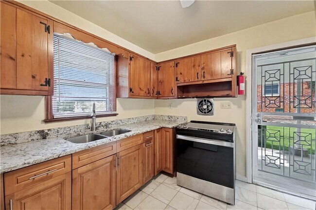 Building Photo - 2798 Dearwood Dr SW