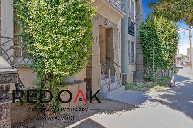 Building Photo - 1017 S Kingsley Dr