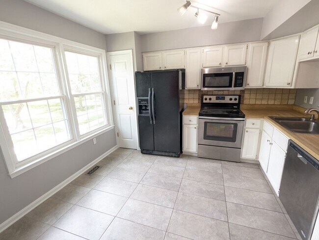 Building Photo - Beautifully maintained townhouse in Tuscar...