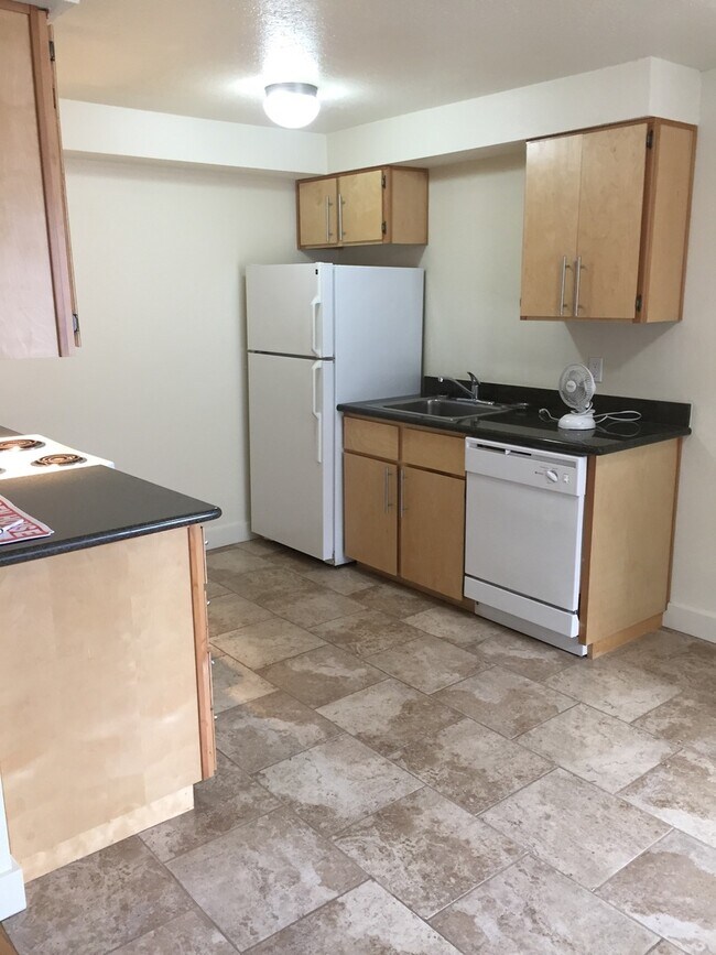 Building Photo - Spacious Private Upper Corner Unit Overloo...