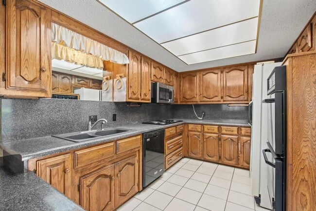 Building Photo - Charming 3-Bedroom Home with Garden Oasis