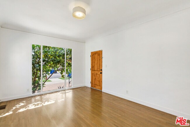 Building Photo - 3429 Edgehill Dr