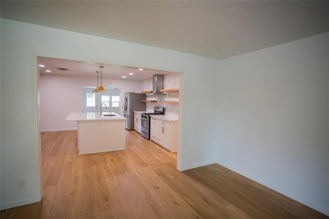 Building Photo - 202 W Crestland Dr