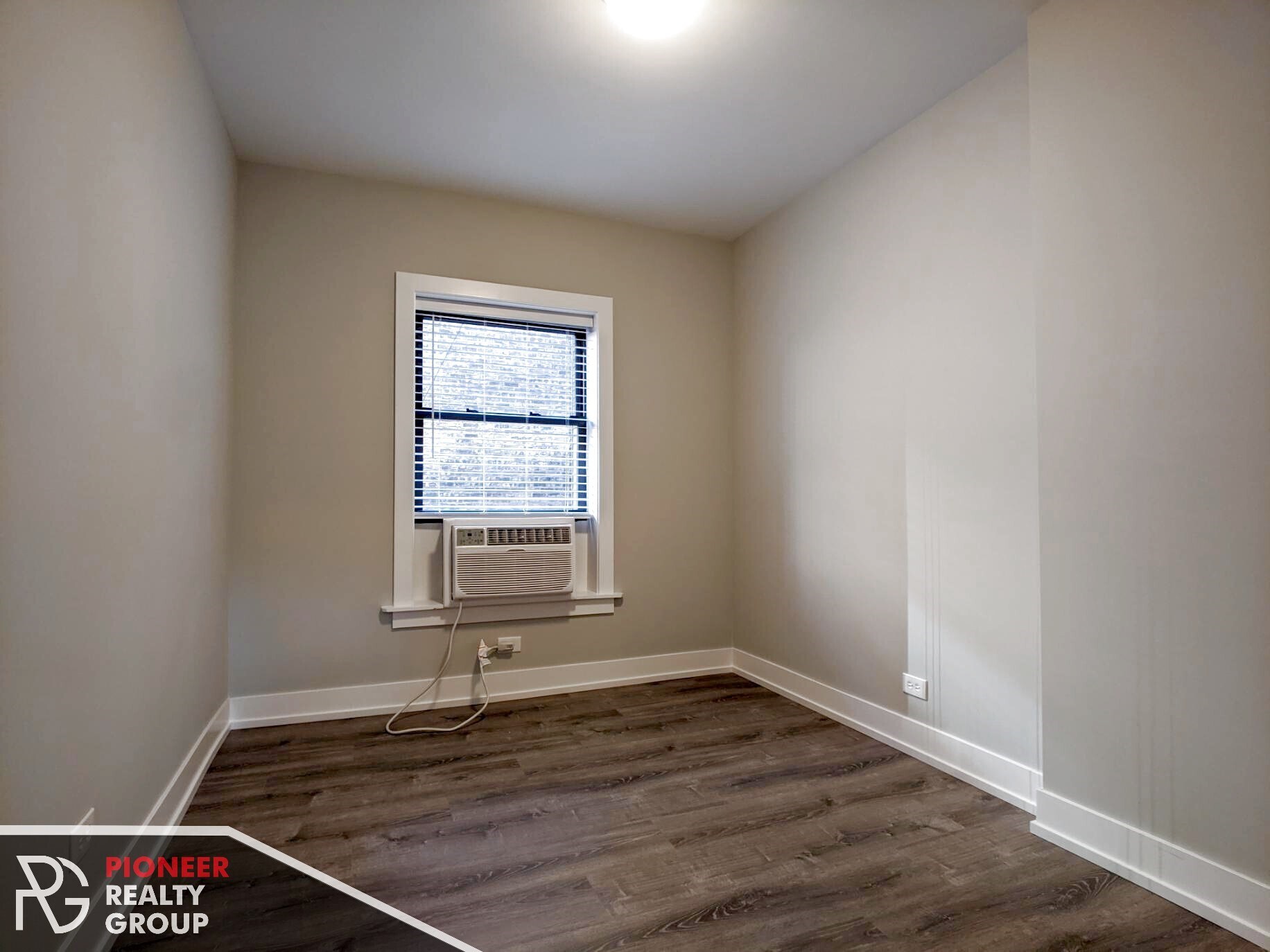 Building Photo - 709 W Brompton Ave