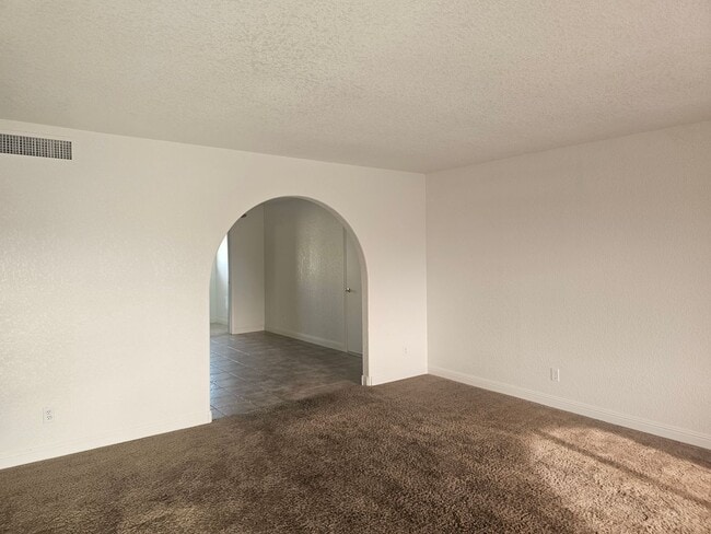 Building Photo - Unfurnished Long Term