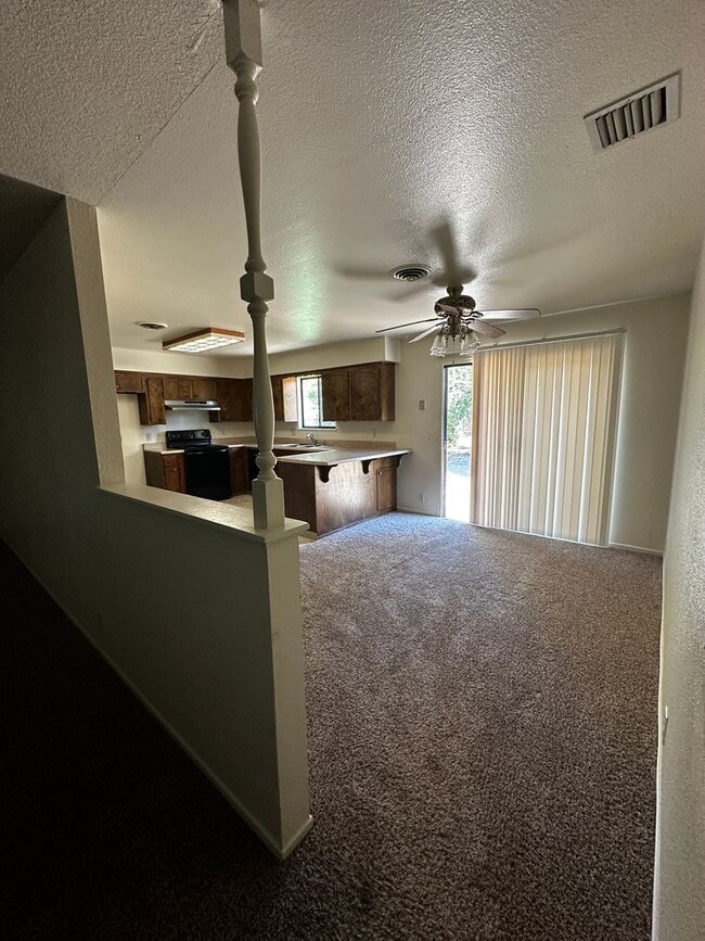 Building Photo - South Redding Home