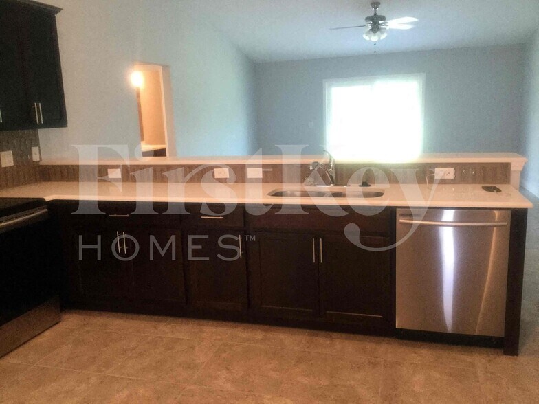 Building Photo - 328 SW Ridgecrest Dr