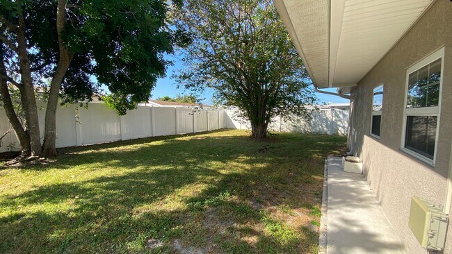 Building Photo - Nicely Remodeled & Updated 3 Bedroom 2 Bat...