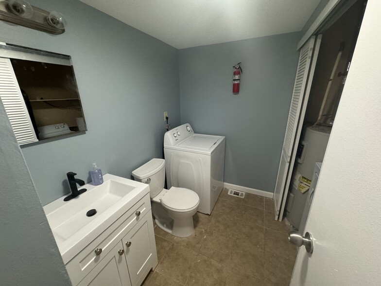 Half Bath - 1912 Ironwood Ln