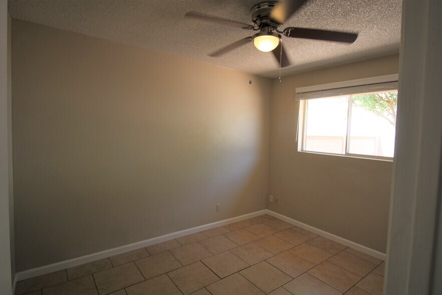 Building Photo - 1130 W 9th St