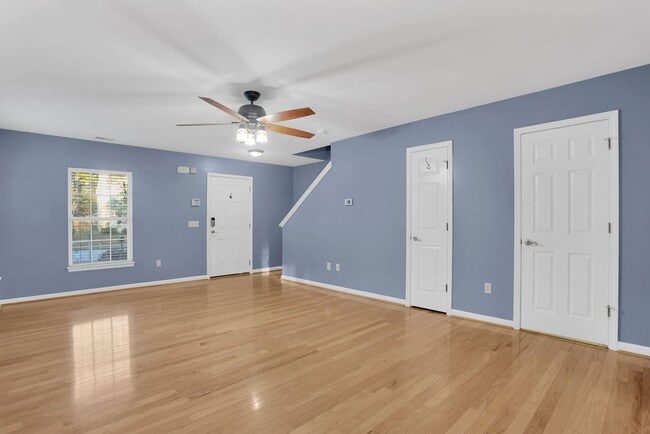 Building Photo - 3 bedroom 2 1/2 bath with loft