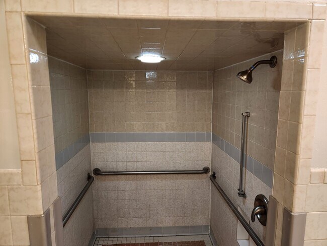 Building Photo - 3/2 newly remodeled, with 1 car garage and...