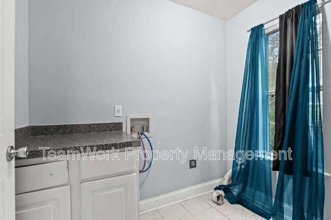 Building Photo - 5914 Tampa St