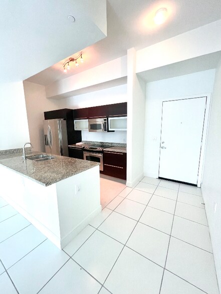 Building Photo - 950 Brickell Bay Dr