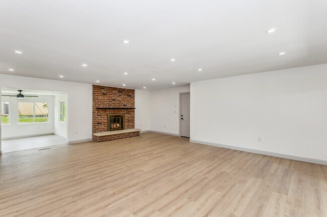 Building Photo - 2243 N Lynnwood Dr