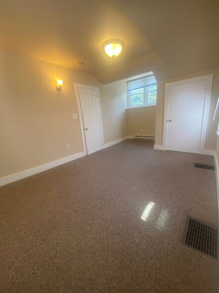 Building Photo - 261 Main St