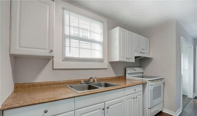 Building Photo - Exceptional Eastside Bungalow