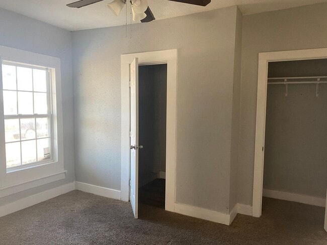 Building Photo - 3/2 in East Sherman!