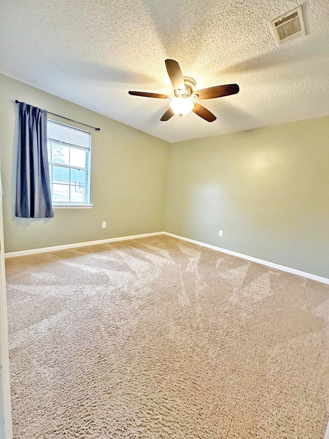 Building Photo - 714 Robin Hood Dr