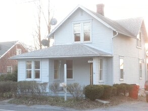 Building Photo - 3 Bedroom Home on Large Lot!
