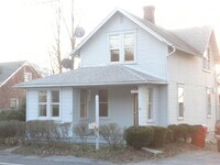 Building Photo - 3 Bedroom Home on Large Lot!