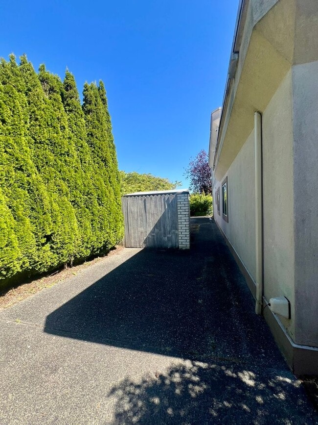 Building Photo - 5 Bedroom in Gated Birch Bay Community!