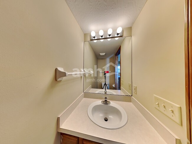 Building Photo - 650 Boulder Dr