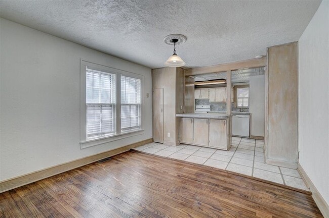 Building Photo - 404 Chautauqua Ave