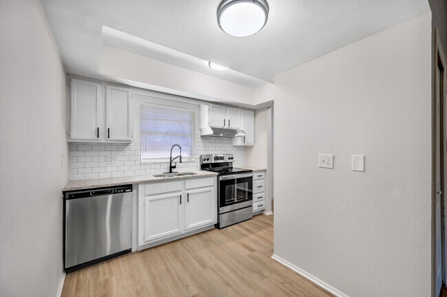 Building Photo - Renovated Apartment in the Heart of Carollwood