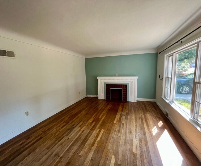 Building Photo - Two bedroom on quiet Dead-End street in Alton