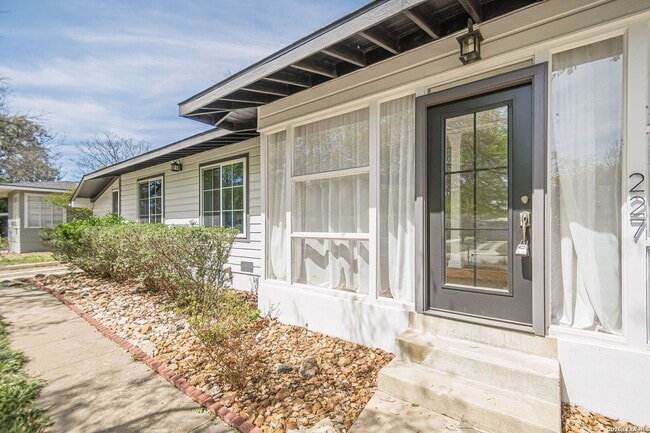 Building Photo - GORGEOUS 4-BEDROOM HOME IN TERRELL HEIGHTS
