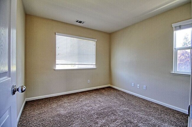 Building Photo - Lovely, Hidden Lake 4 bedroom, 2.5 bathroo...
