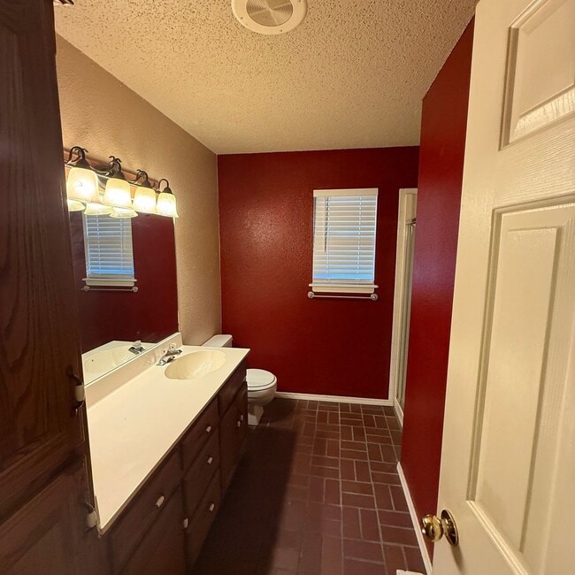 Building Photo - 2 bedroom 2 bath duplex in Nixa available now