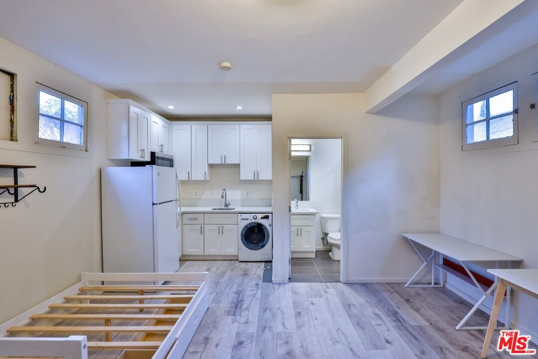 Building Photo - 1327 W Adams Blvd