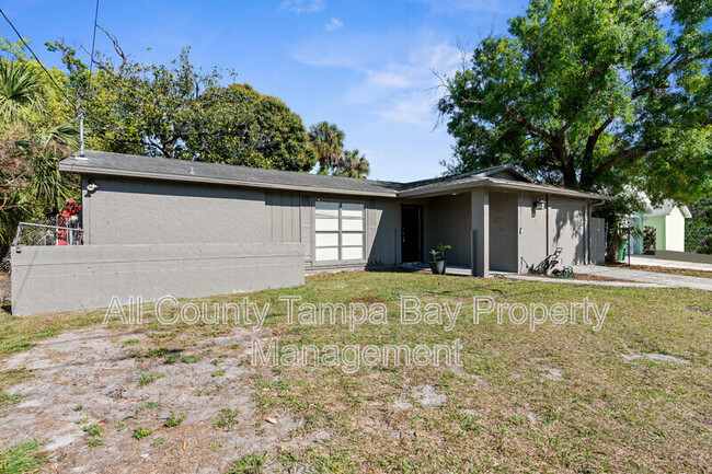 Building Photo - 905 N Newport Ave