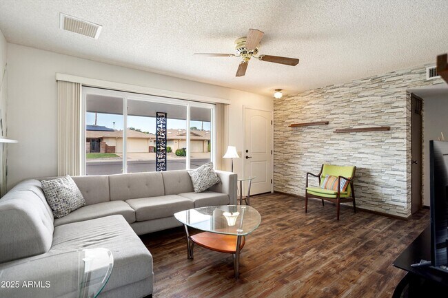 Building Photo - 12543 W Parkwood Dr