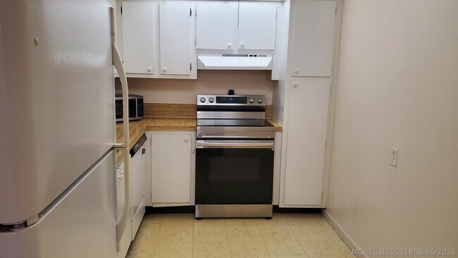 Building Photo - 1400 St Charles Pl