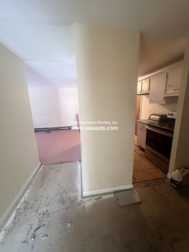 Building Photo - 426 Pleasant St