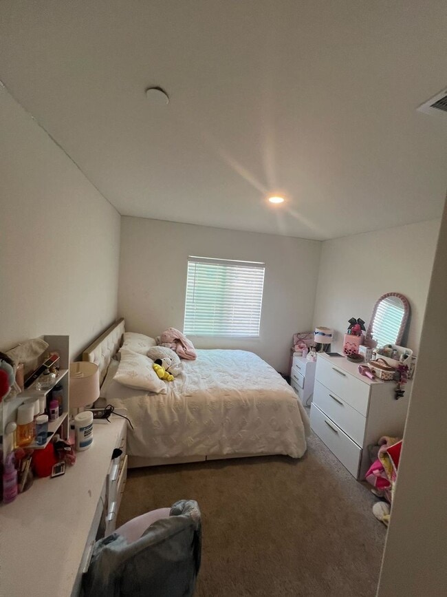 Building Photo - Comfortable Living in a Quiet Neighborhood...