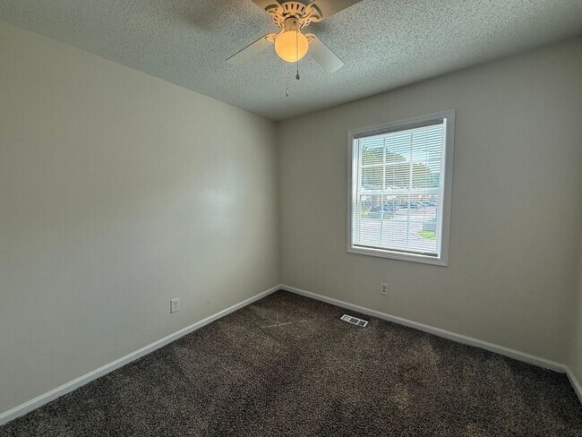 Building Photo - 3 bedroom, 1.5 bath Townhouse.