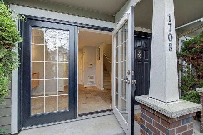 Building Photo - 2Bd/2.5Ba Seattle Townhouse