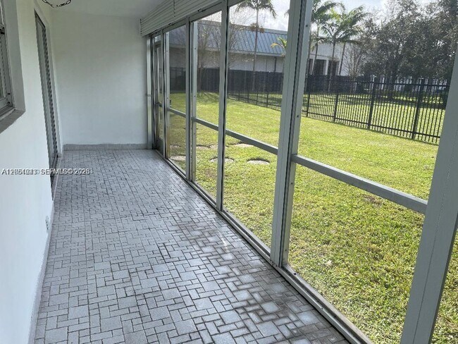 Building Photo - 950 Hillcrest Dr