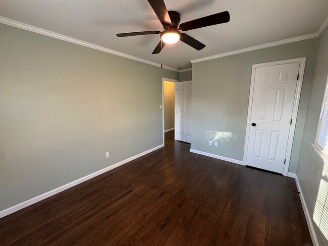 Building Photo - Move-in Ready!