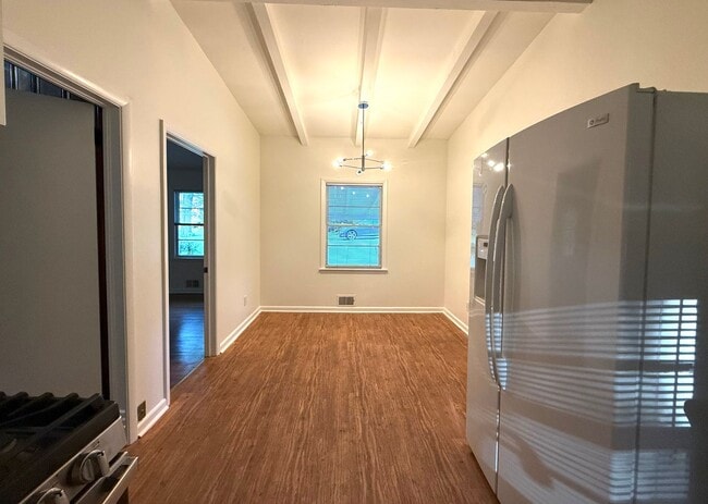 Building Photo - Vintage ranch with loads of charm!