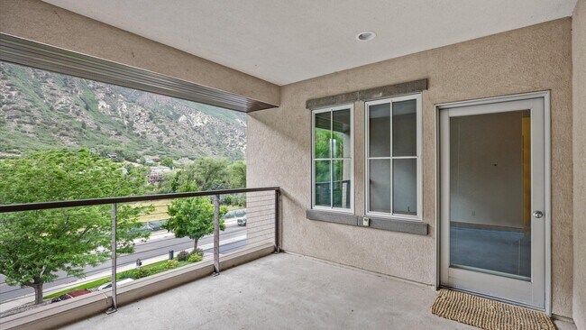Building Photo - Charming 2-Bedroom Apartment in a Convenient Glenwood Springs Location