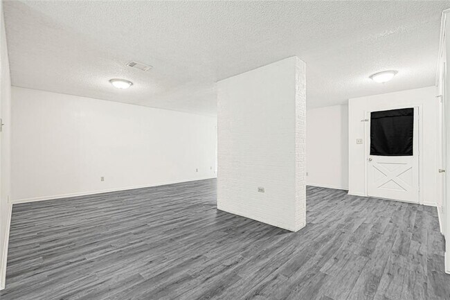 Building Photo - 1231 Country Ln