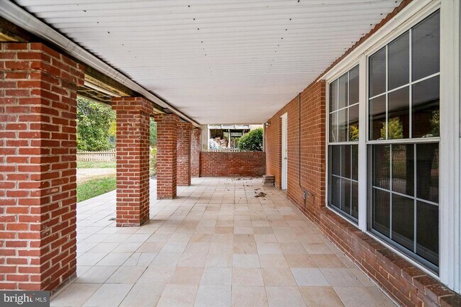 Building Photo - 5813 Midhill St