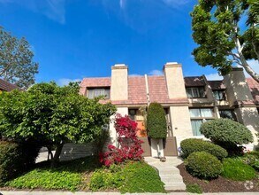 Building Photo - Northridge 3+2.5 in gated community w/pool...