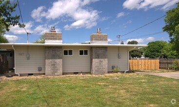 Building Photo - Updated 3 Bedroom 2 Bath Single Level Dupl...