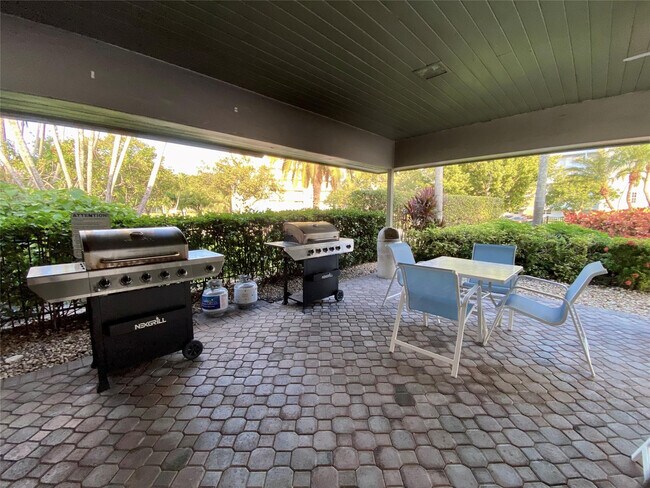 Building Photo - 2940 N Course Dr